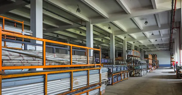 Barras de ferro e aço empilhadas em um depósito de materiais