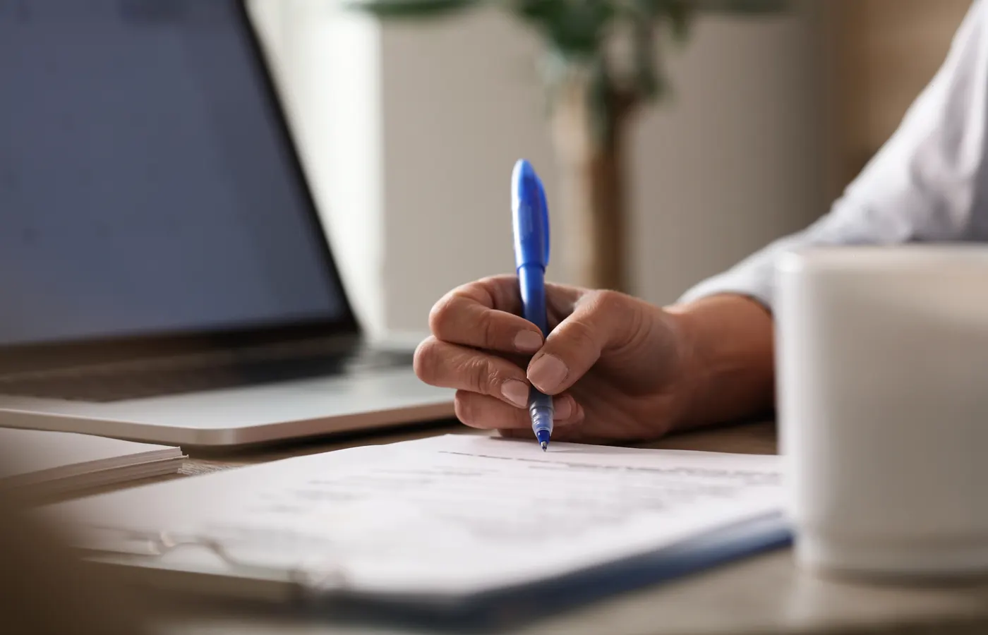 Assinatura de documento de registro de marca sobre a mesa do escritório