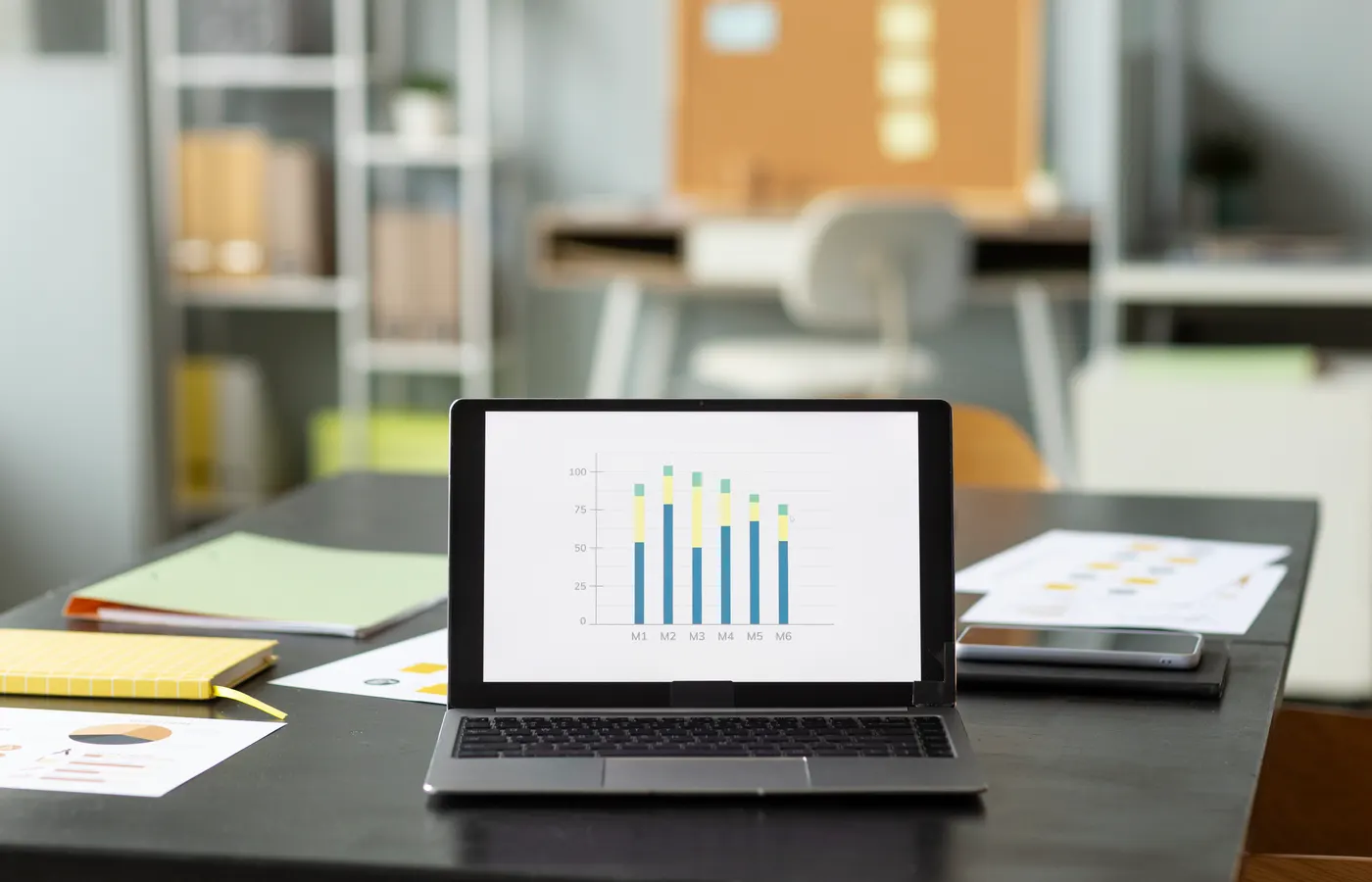 Estação de trabalho com notebook aberto durante o desenvolvimento de um site