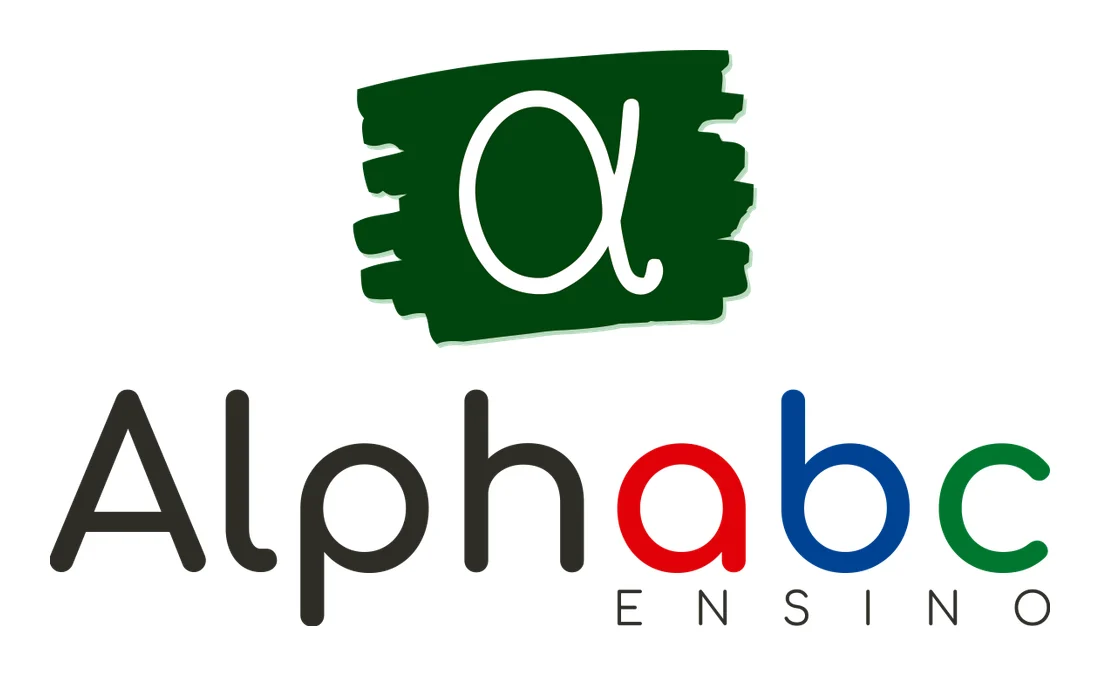 Logotipo anterior da Alphabc Ensino, com o alfa em pincelada verde sobre o nome