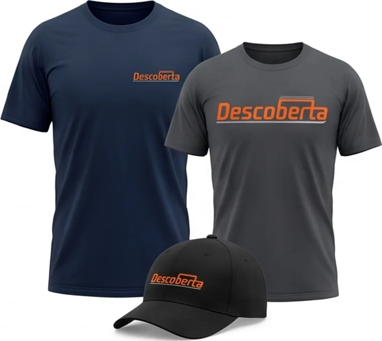 Camisetas e boné com a marca Descoberta